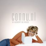 Simone Kleinsma in studio te Amsterdam, Oktober 12, 2004. © Govert de Roos

[keywords]liggend, glimlachend, boek[/keywords]